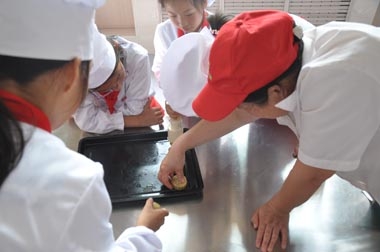 國家教育部體衛(wèi)藝司長(zhǎng)、中國足協(xié)副主席王登峰視察青島某小學(xué)“美食小達(dá)人”課堂