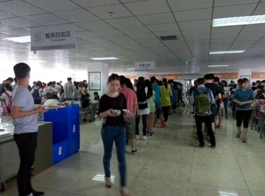某知名培訓(xùn)機構(gòu)餐廳開餐現(xiàn)場