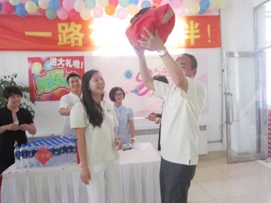 華晨發(fā)動(dòng)機(jī)一等獎(jiǎng)獲得者舉起獎(jiǎng)品 華晨發(fā)動(dòng)機(jī)一等獎(jiǎng)獲得者舉起獎(jiǎng)品