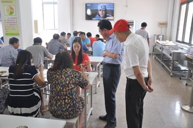 葛總問(wèn)詢(xún)老師對(duì)餐品的意見(jiàn) 葛總問(wèn)詢(xún)老師對(duì)餐品的意見(jiàn)