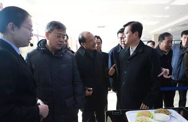 郭樹清省長觀看餐廳智能結算系統(tǒng) 郭樹清省長觀看餐廳智能結算系統(tǒng)