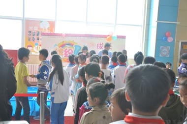 小學生們排隊領(lǐng)取獎品 小學生們排隊領(lǐng)取獎品