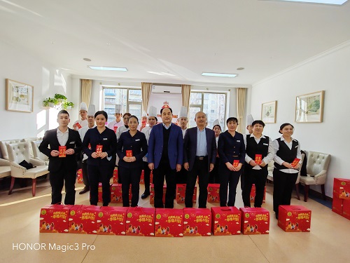 除夕，薦世新董事長(zhǎng)與集團(tuán)高層領(lǐng)導(dǎo)走進(jìn)餐廳慰問(wèn)員工