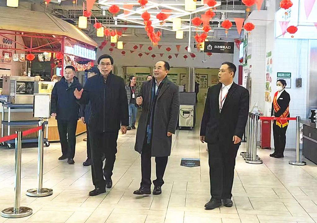 春節(jié)前，薦世新董事長和集團(tuán)各大區(qū)領(lǐng)導(dǎo)前往餐廳檢查走訪